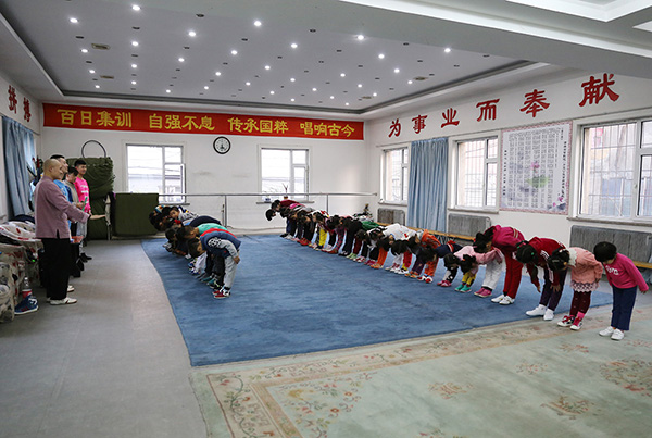 吉林省京剧院开设公益课堂为孩子讲授京剧