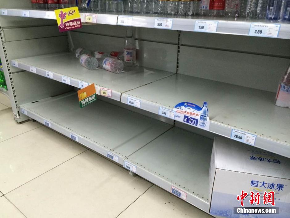 长江水质异常 江苏靖江民众超市抢购饮用水--中